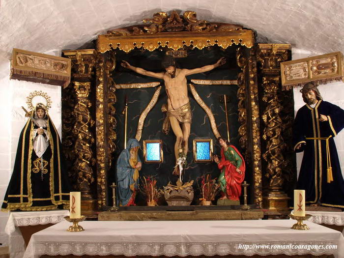 RETABLO DE LA CRIPTA, CON CRISTO CRUCIFICADO